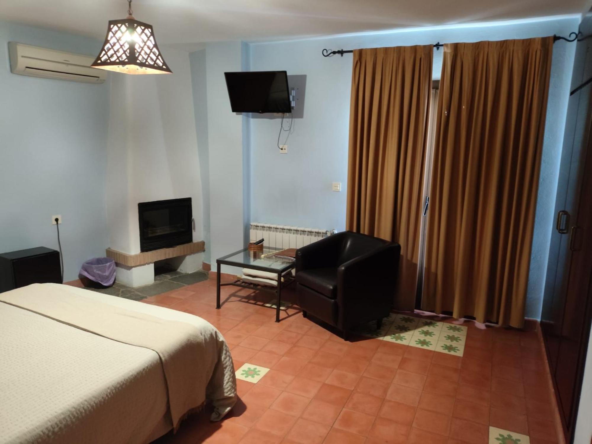 Hotel Rural La Posada De Las Cigueenas ヘレス・デ・ロス・カバジェロス エクステリア 写真
